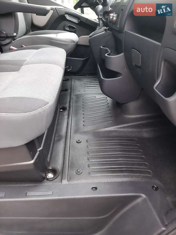 Вантажний фургон Renault Master 2016 в Полтаві