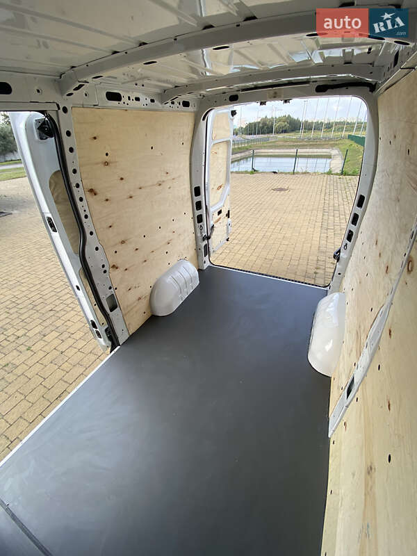 Грузовой фургон Renault Master 2018 в Львове