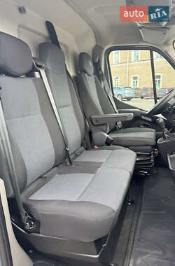 Грузовой фургон Renault Master 2023 в 