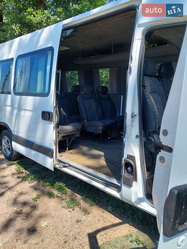 Мікроавтобус Renault Master 2000 в Будах