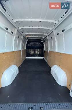 Грузовой фургон Renault Master 2023 в 