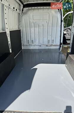 Грузовой фургон Renault Master 2012 в 