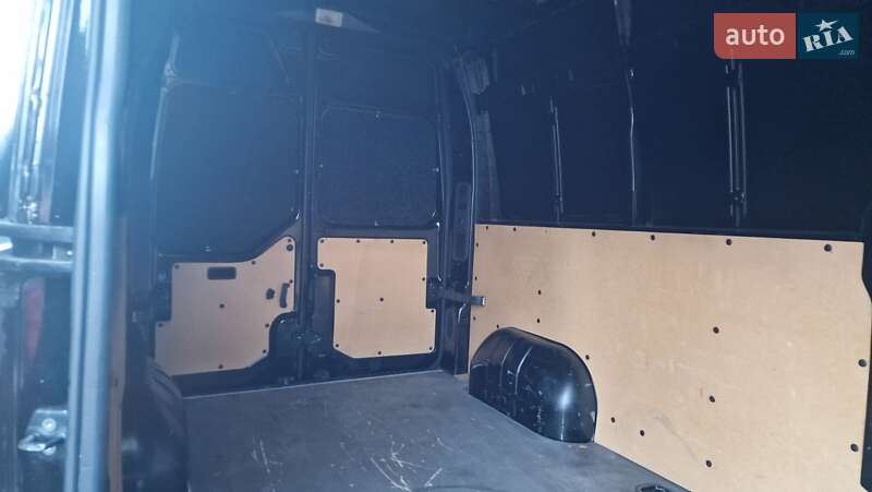 Вантажний фургон Renault Master 2015 в Рівному