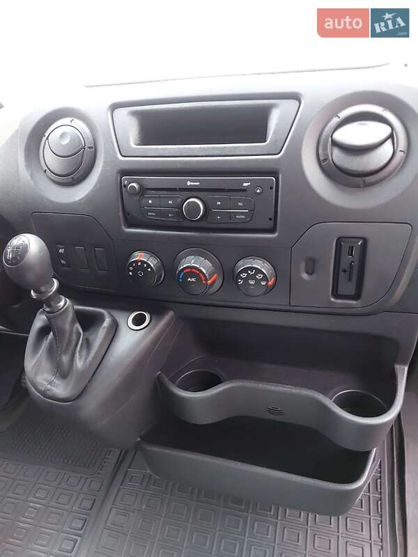 Вантажний фургон Renault Master 2015 в Яворові