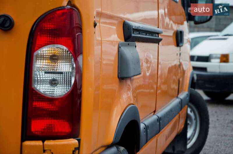 Вантажний фургон Renault Master 2006 в Сарнах