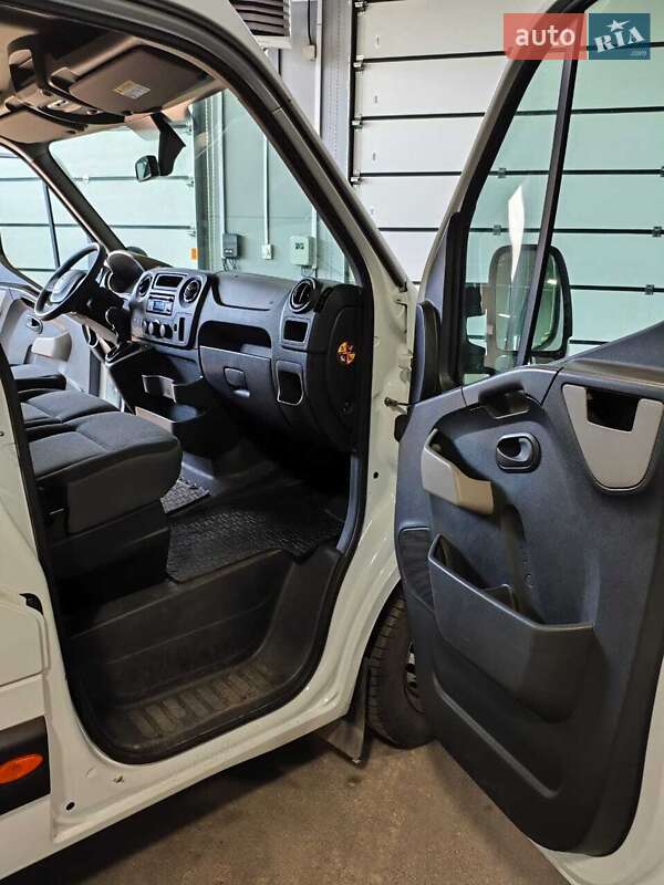 Вантажний фургон Renault Master 2016 в Олександрівці