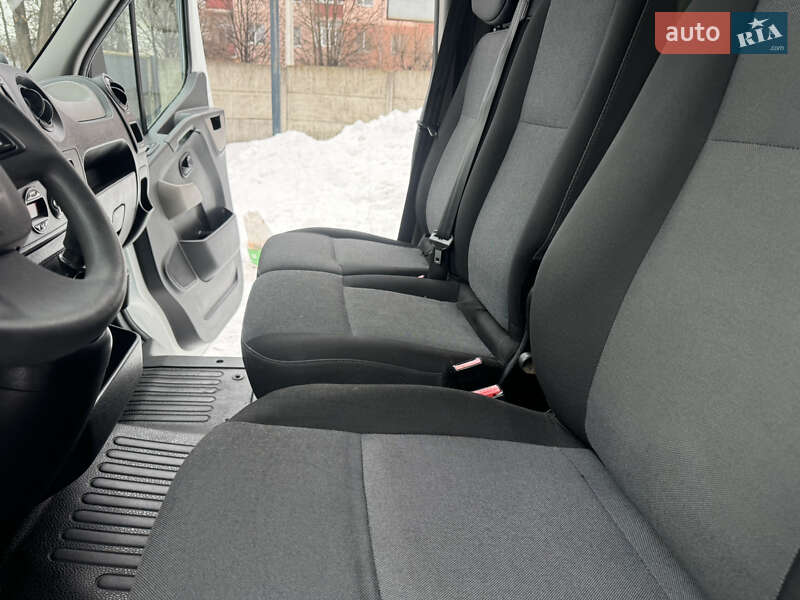 Вантажний фургон Renault Master 2017 в Рівному