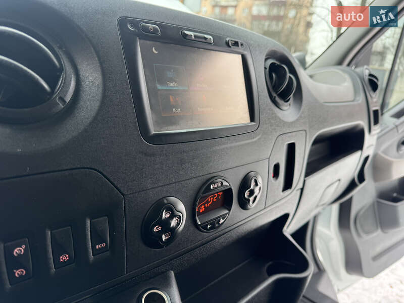 Вантажний фургон Renault Master 2017 в Рівному