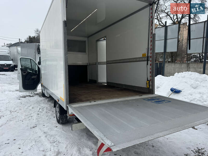 Вантажний фургон Renault Master 2017 в Рівному