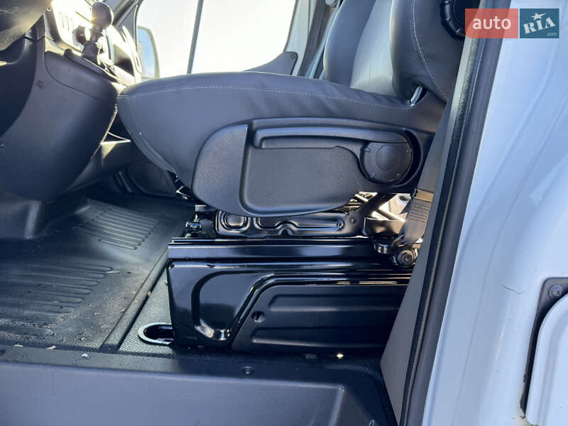 Вантажопасажирський фургон Renault Master 2017 в Києві