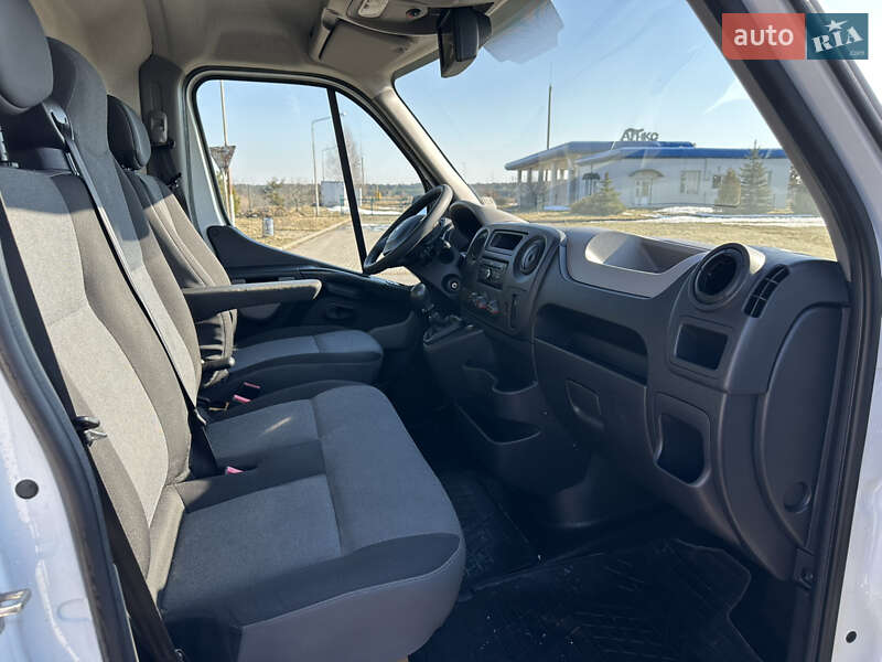 Вантажний фургон Renault Master 2016 в Радехові