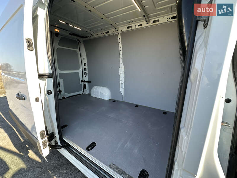 Вантажний фургон Renault Master 2016 в Радехові