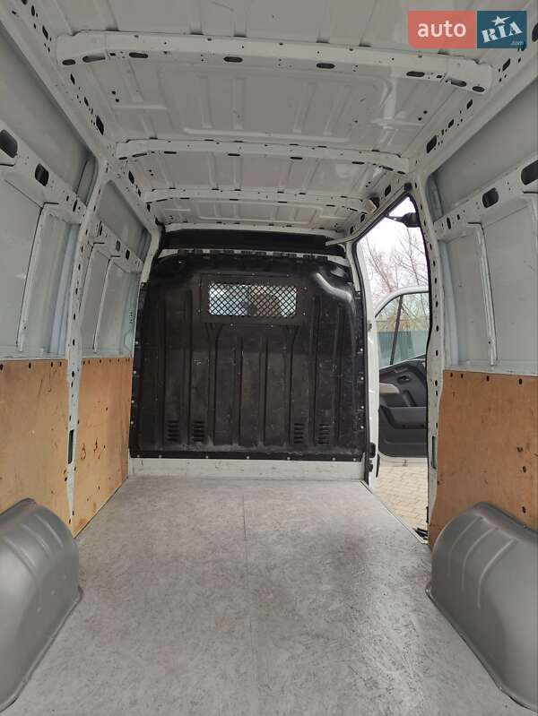 Грузовой фургон Renault Master 2015 в Львове