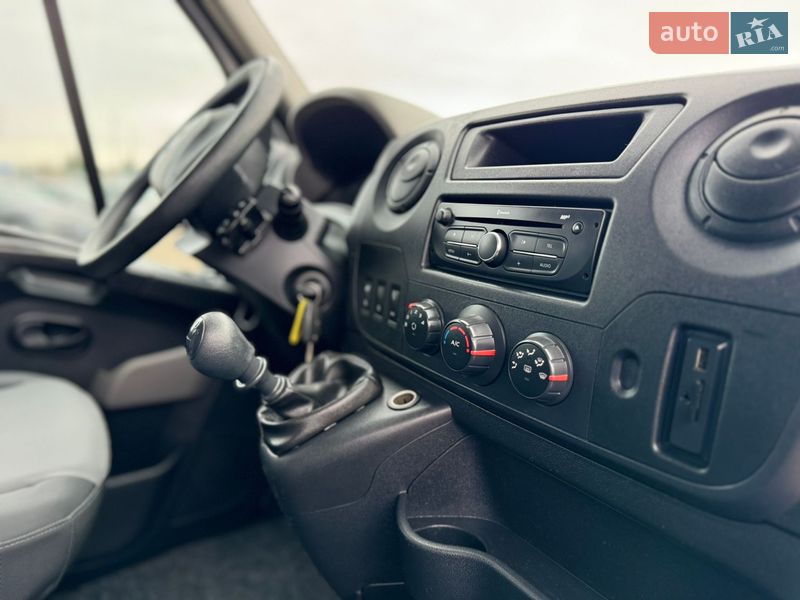 Вантажопасажирський фургон Renault Master 2017 в Києві