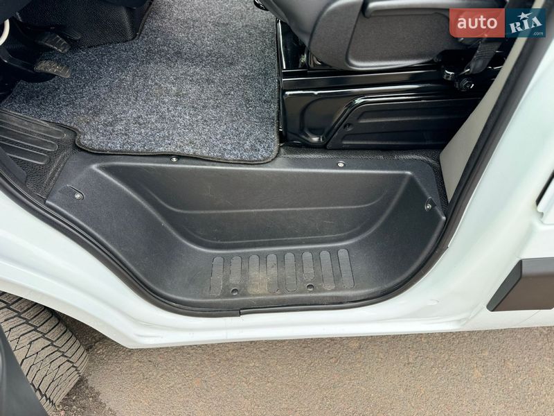 Вантажопасажирський фургон Renault Master 2017 в Києві