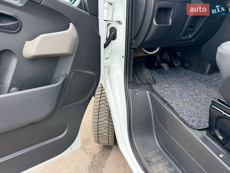 Вантажопасажирський фургон Renault Master 2017 в Києві