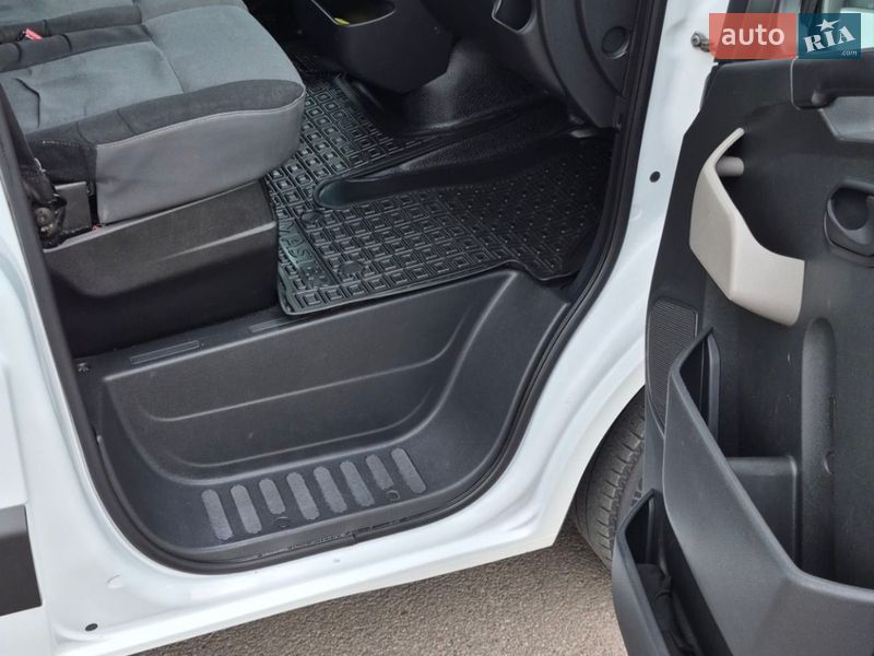 Вантажний фургон Renault Master 2014 в Рівному