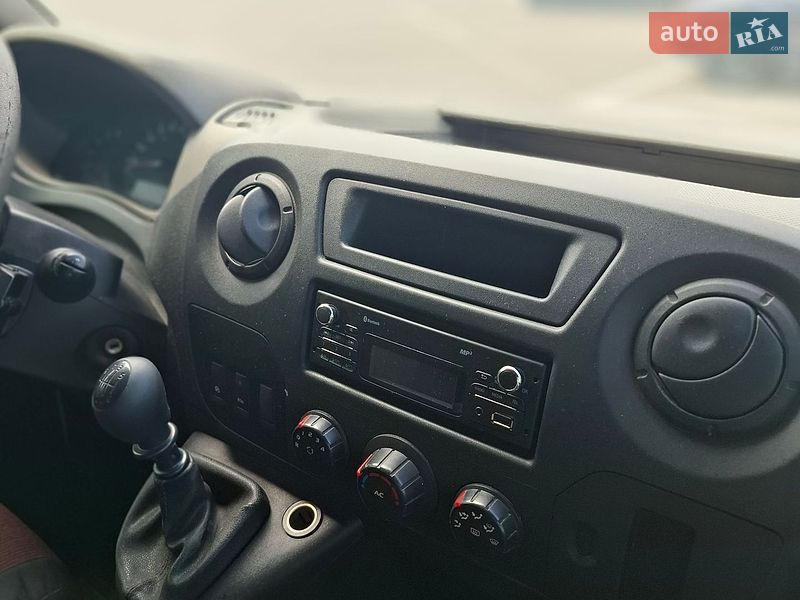 Вантажний фургон Renault Master 2015 в Львові
