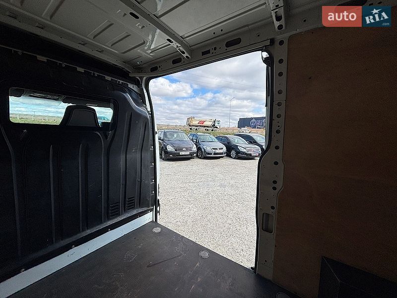 Вантажний фургон Renault Master 2017 в Львові