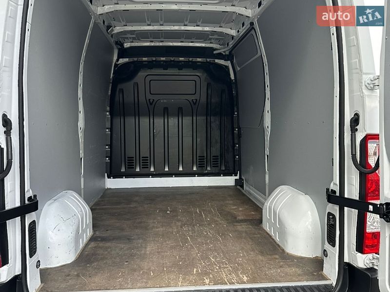 Вантажний фургон Renault Master 2019 в Львові