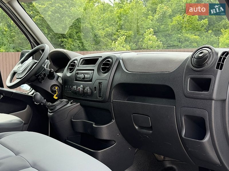 Вантажопасажирський фургон Renault Master 2016 в Млиніві
