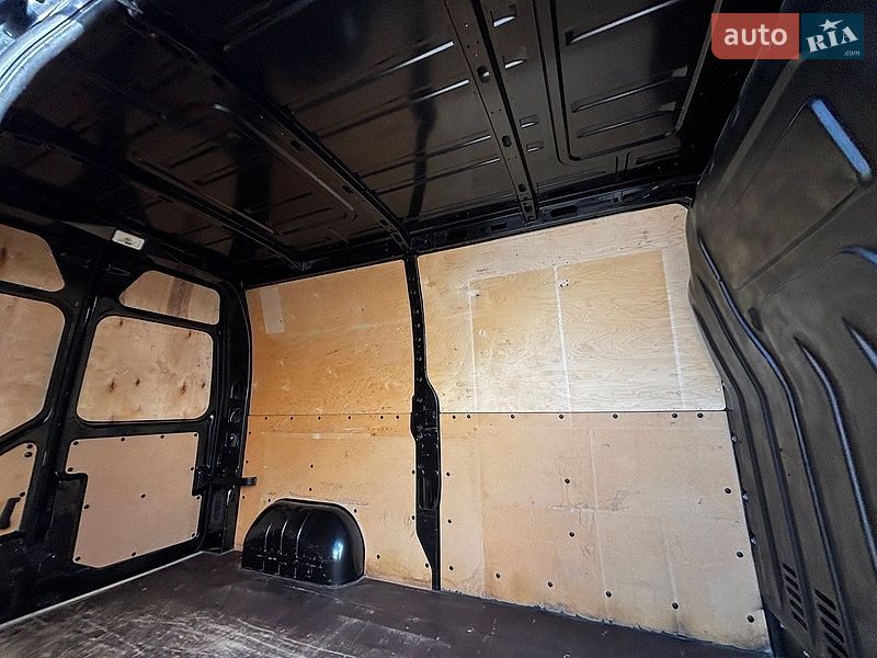 Вантажний фургон Renault Master 2016 в Львові