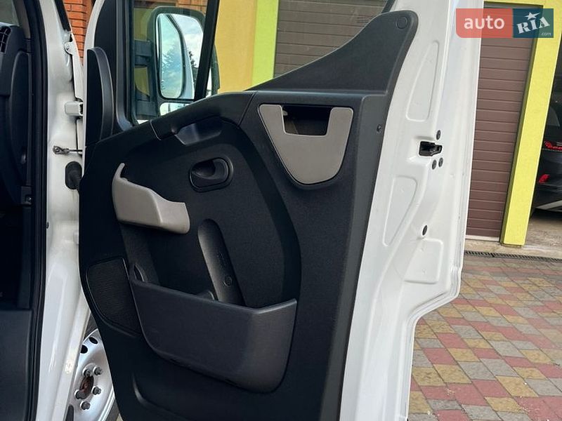 Грузовой фургон Renault Master 2016 в Жовкве