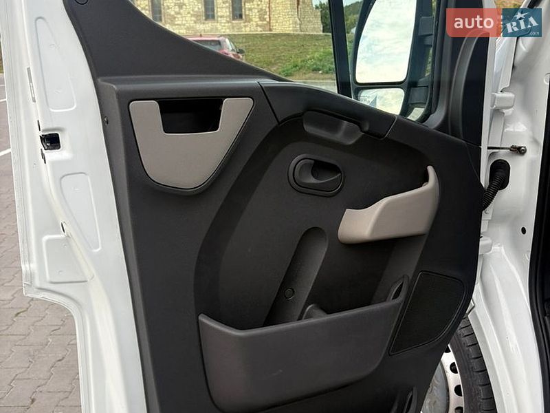 Вантажний фургон Renault Master 2015 в Тернополі