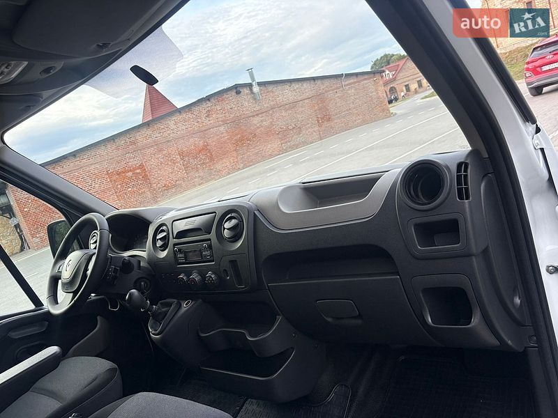 Вантажний фургон Renault Master 2015 в Тернополі