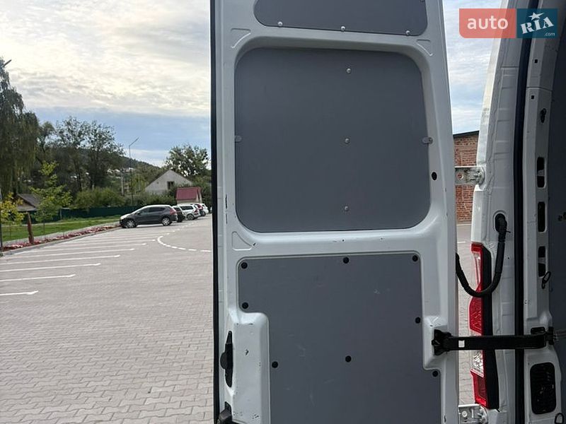 Вантажний фургон Renault Master 2015 в Тернополі