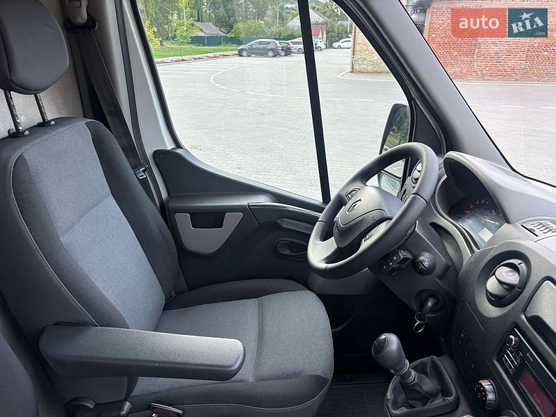 Вантажний фургон Renault Master 2015 в Тернополі