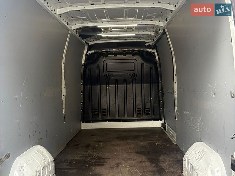 Вантажний фургон Renault Master 2015 в Тернополі