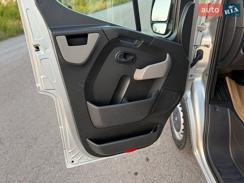 Вантажопасажирський фургон Renault Master 2015 в Дубні