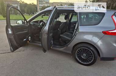 Минивэн Renault Megane Scenic 2015 в 