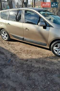 Минивэн Renault Megane Scenic 2013 в 