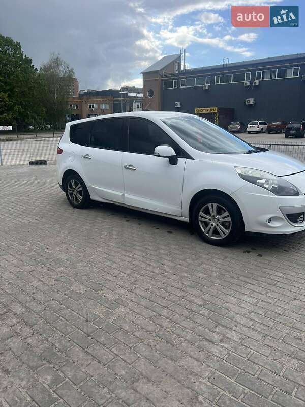 Минивэн Renault Megane Scenic 2010 в 