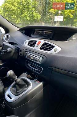 Минивэн Renault Megane Scenic 2010 в 