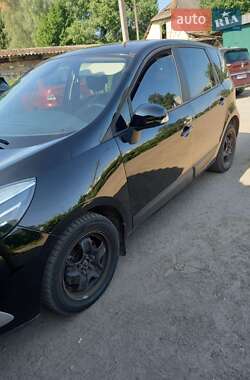 Минивэн Renault Megane Scenic 2012 в 