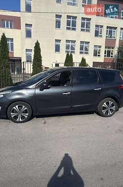 Минивэн Renault Megane Scenic 2011 в 