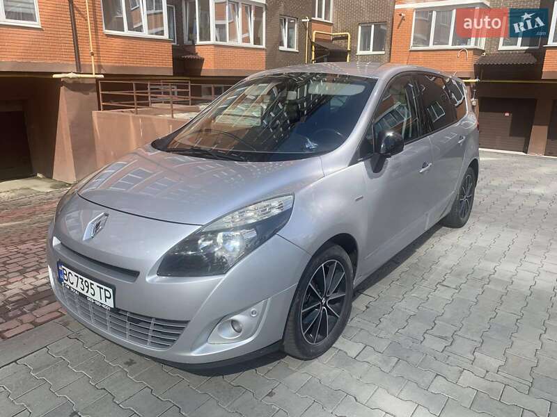 Минивэн Renault Megane Scenic 2011 в 
