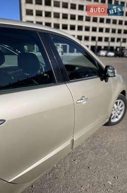 Минивэн Renault Megane Scenic 2010 в 
