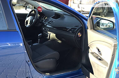 Хэтчбек Renault Megane 2011 в 