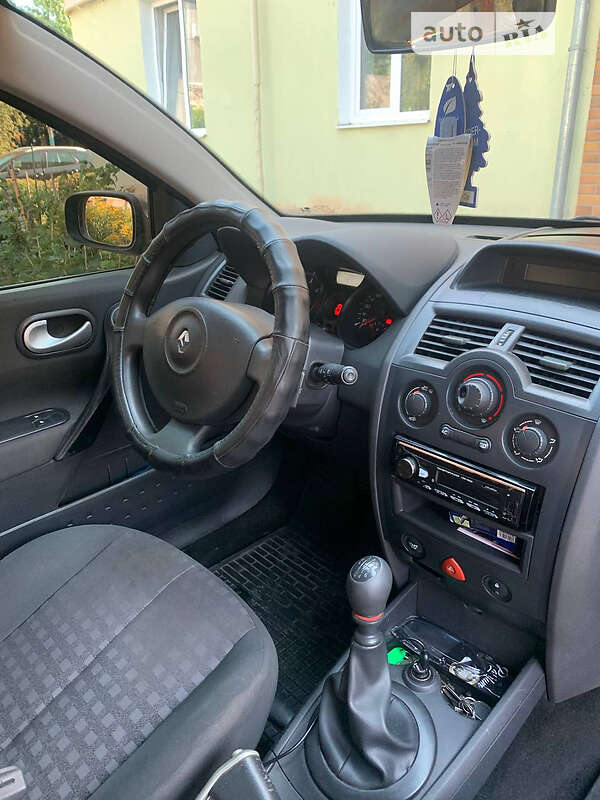 Седан Renault Megane 2008 в Нововолынске
