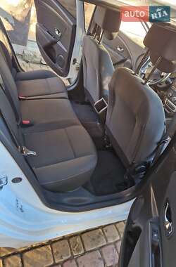 Хэтчбек Renault Megane 2012 в 