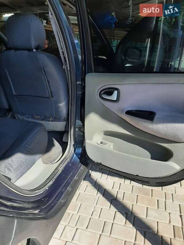 Универсал Renault Megane 2002 в Марганце