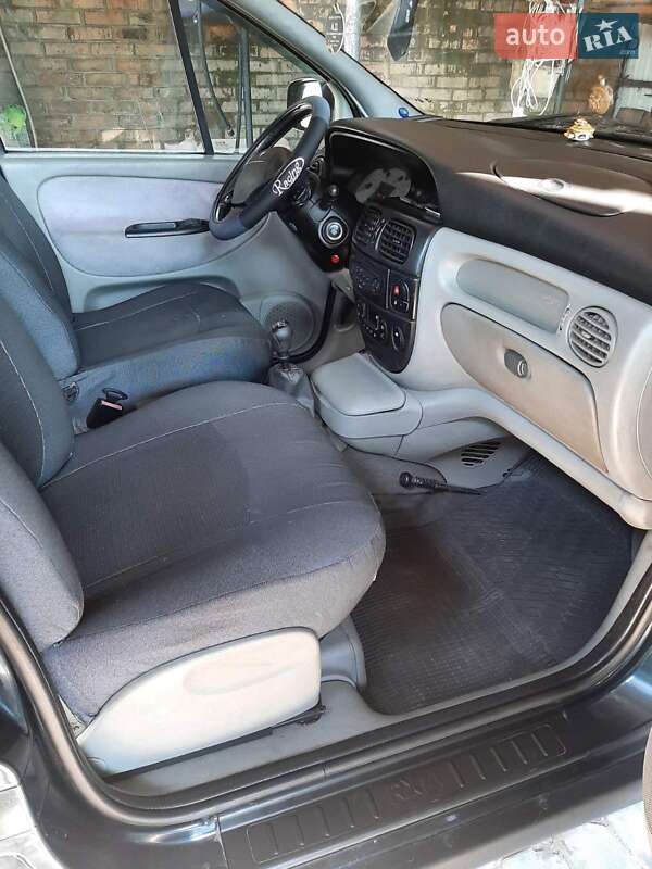 Универсал Renault Megane 2002 в Марганце