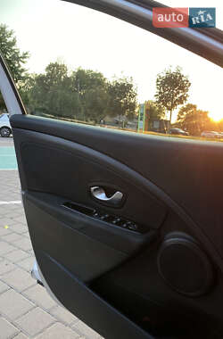 Хетчбек Renault Megane 2011 в 