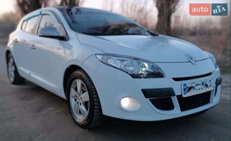 Хэтчбек Renault Megane 2011 в 