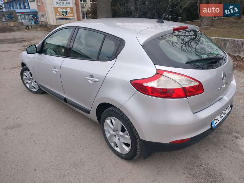 Хэтчбек Renault Megane 2012 в 