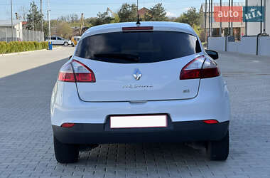 Хэтчбек Renault Megane 2011 в 